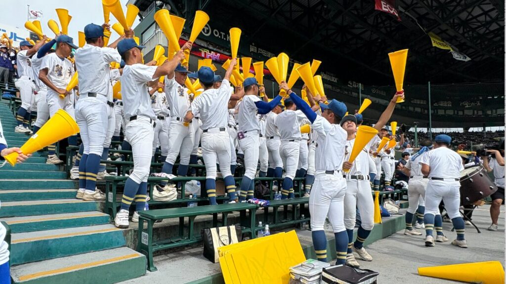 得点を挙げ盛り上がる応援席