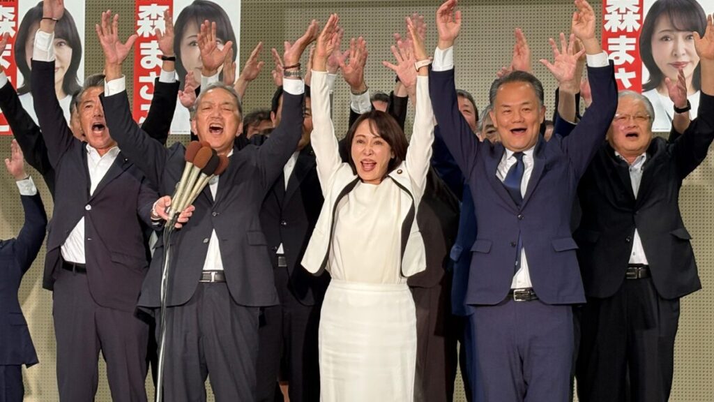 当選を決めた森雅子氏(中央)