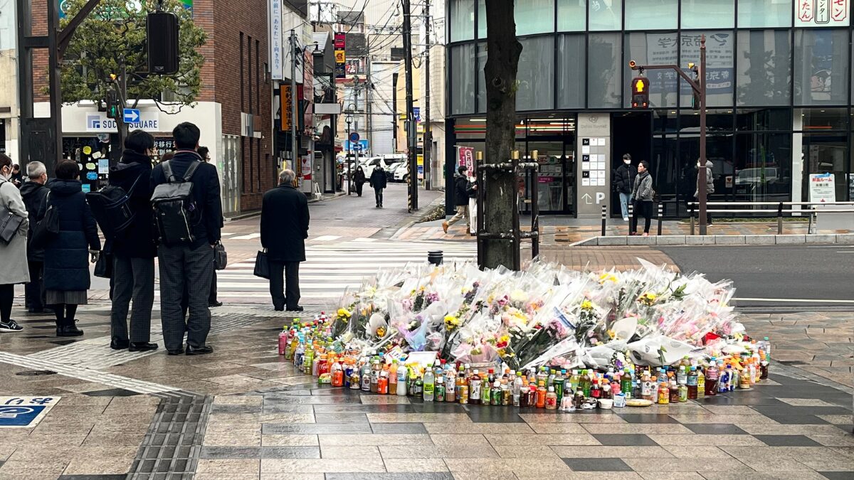 ※郡山駅前で起こった死亡事故現場に手向けられた花。事故から間もない時期は供花が絶えなかった=2025年2月5日撮影