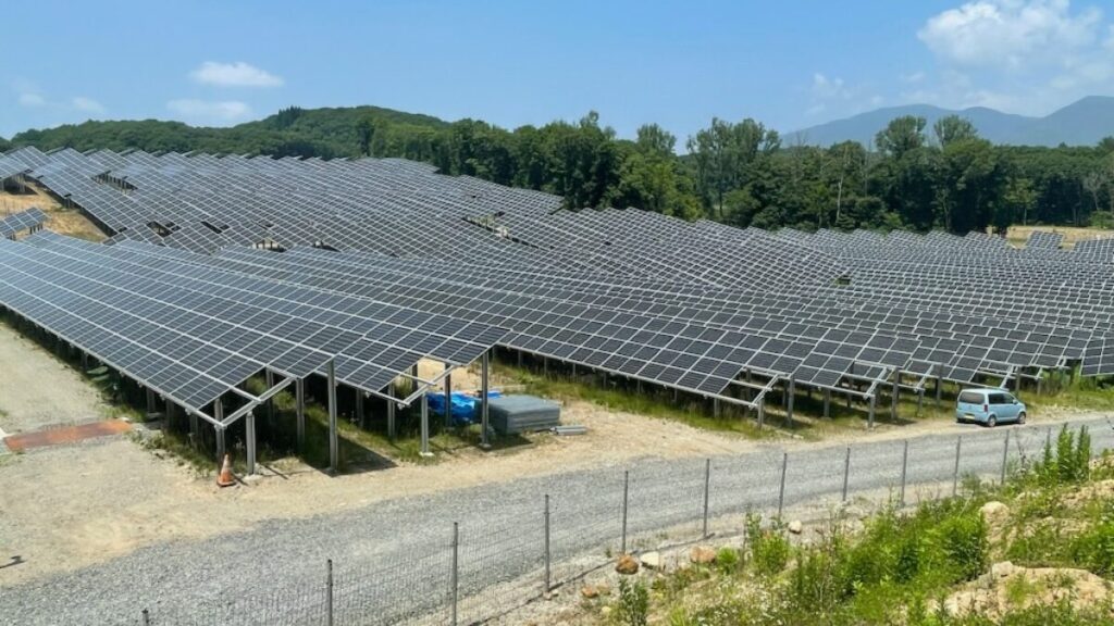 敷地に大量のチップが埋まっているとみられる磐梯猪苗代メガソーラー