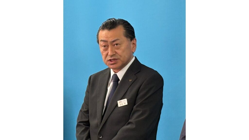 新理事長として記者の質問に答える金成茂氏（6月30日）