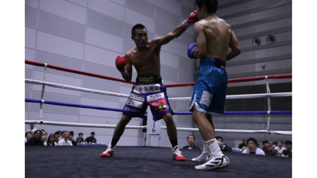 長く伸びるパンチが二瓶選手の魅力