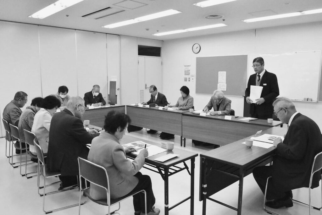 理事会の様子。起立しているのが相樂事務局長（同センターのHPより）