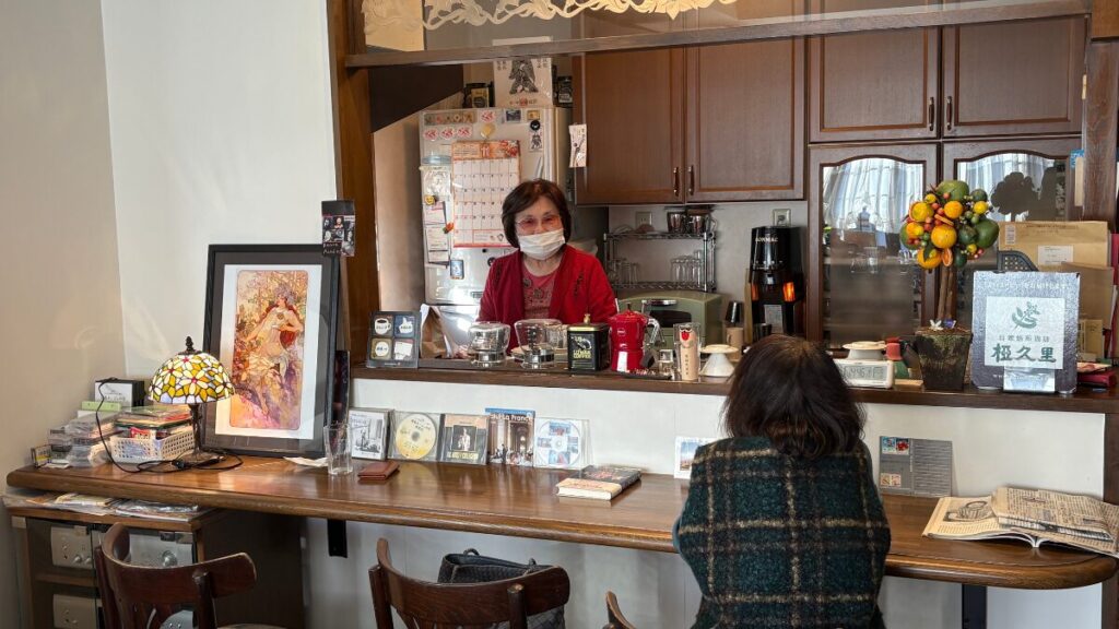 来店客と談笑する坂下さん（左側）