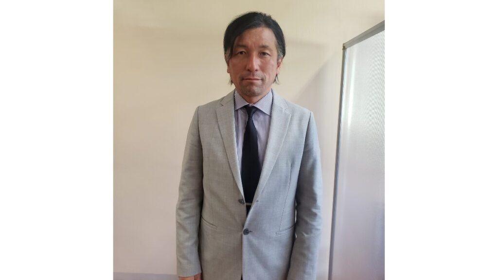 「男女とも過去最高順位を目指す」と話した松田監督。1974年生まれ。山形県出身。中央大卒。箱根駅伝で94年から97年まで4年連続で「花の2区」を走り、96年は中央大学の32年ぶり14回目の総合優勝に貢献。その後、実業団での競技者生活を経て、2009年に学法石川に赴任。陸上部監督を務める。