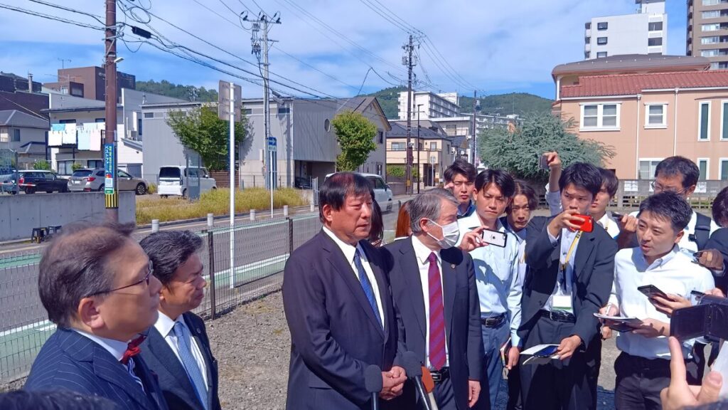 「説明する機会を圧力で潰された」と記者団に話した亀岡氏=10月3日