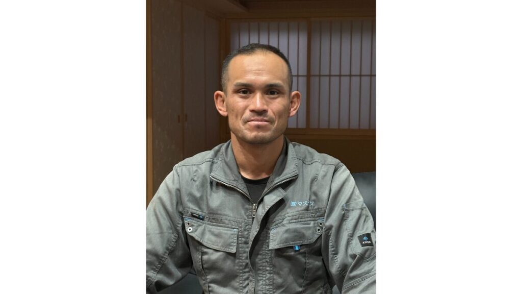 作業着で取材に応じる池上選手