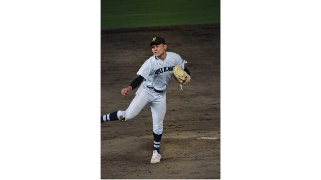 高校では〝二刀流〟でピッチャーも務めた(学法石川提供)