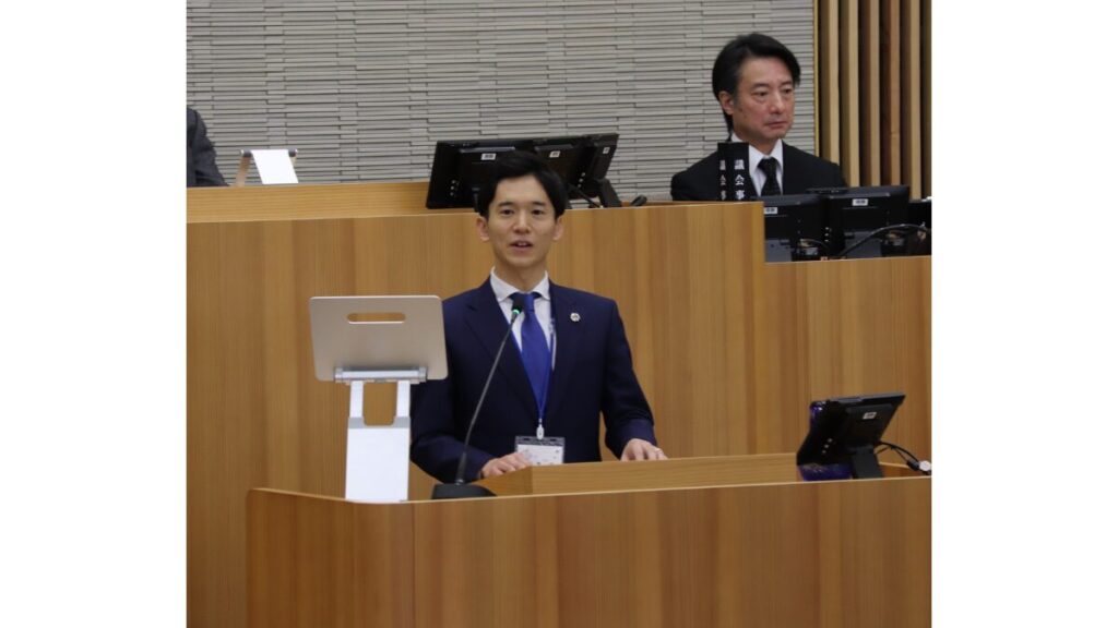 市議会12月定例会で所信表明演説をする馬場氏(昨年12月10日)