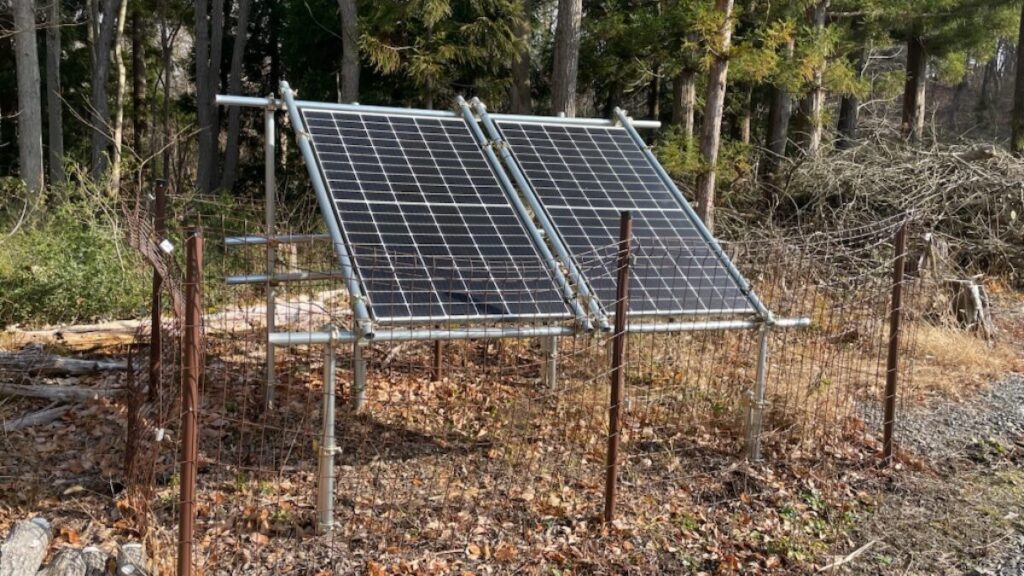 猪苗代町の林の中にある２枚の太陽光パネル