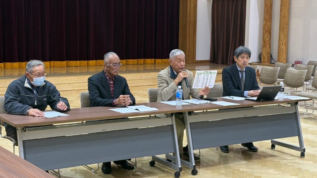 原告団の記者会見の様子