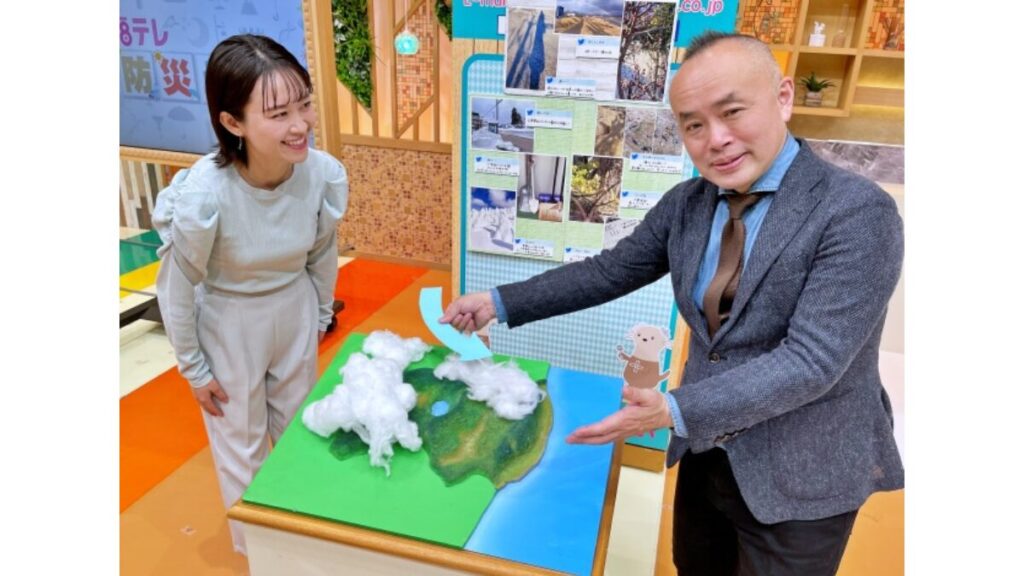 模型なども活用して分かりやすく気象を解説（写真は福島テレビ提供）