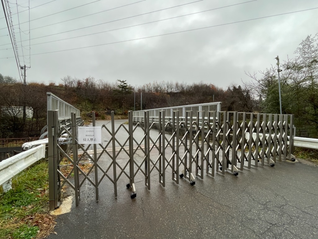 大量のパネルが設置された会津若松市のゴルフ場跡地は入口が封鎖され中に入れない