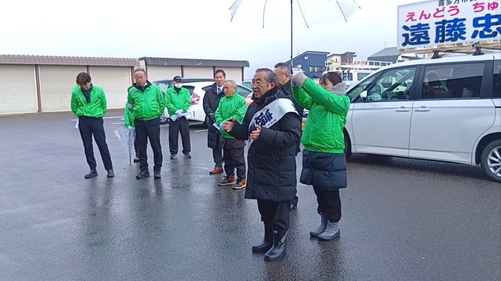 JA会津よつば塩川支店で演説する現職の遠藤氏。JA福島五連の原喜代志会長が応援に駆けつけた＝1月20日