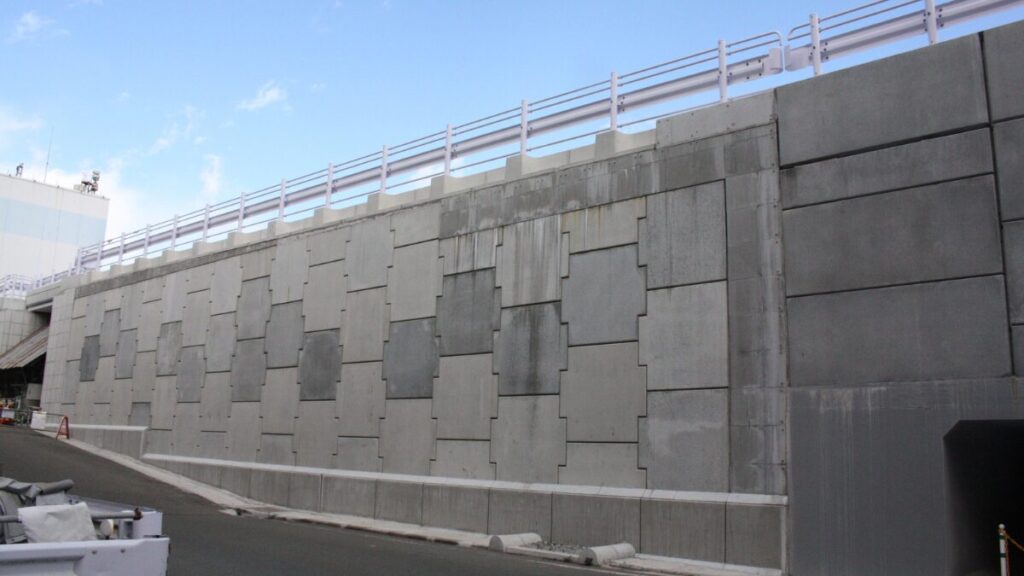 ２０２４年に整備された新たな防潮堤。総延長約１㌔、幅は５～10㍍で堤防の上は道路になっている