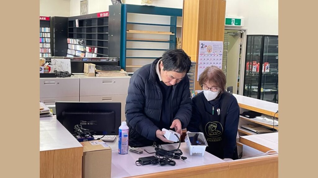 店内で片付けをする渡辺康人さん、佳世子さん夫婦