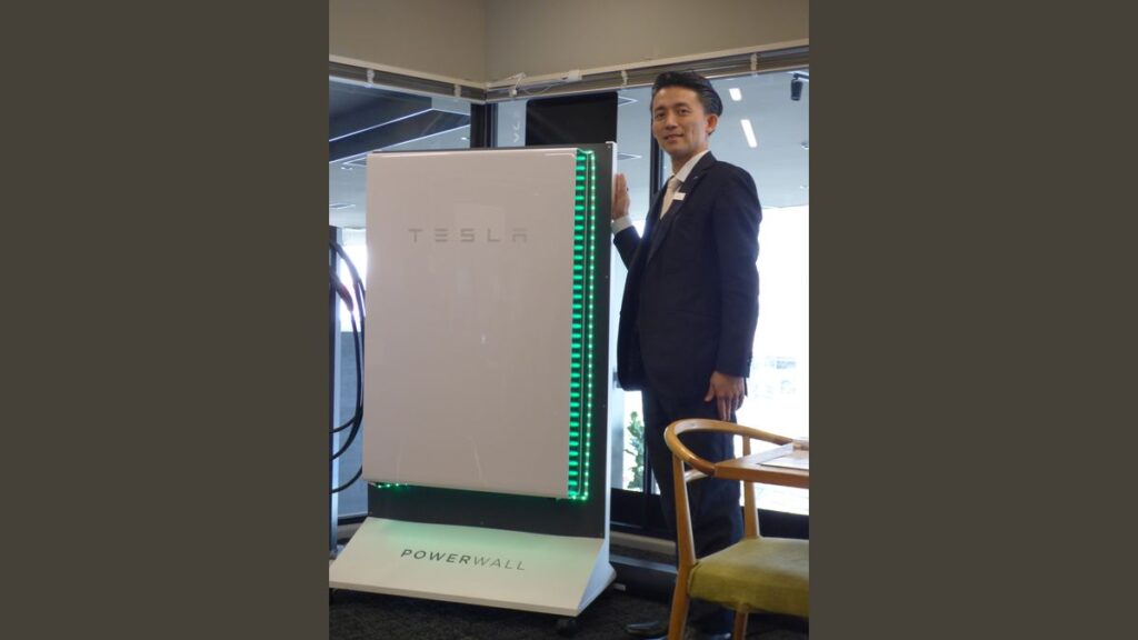 ２階のソーラーポストショールームに展示されている蓄電池
