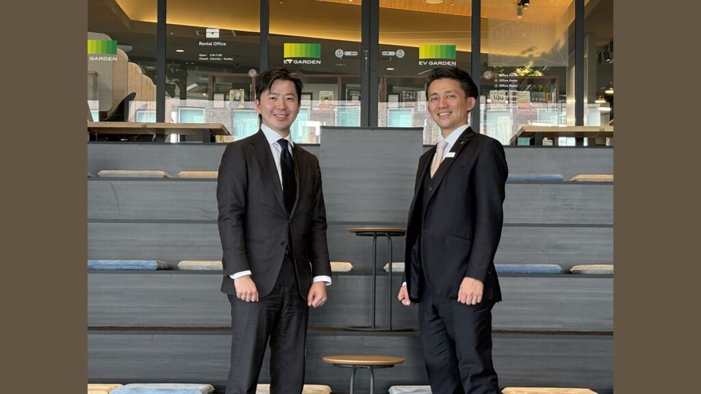 階段式の空間で今後の目標について語り合う金子社長（左）と尾形専務
