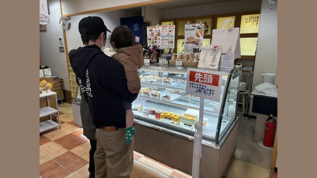 ケーキを選ぶ家族連れ（工場売店＝会津坂下町）
