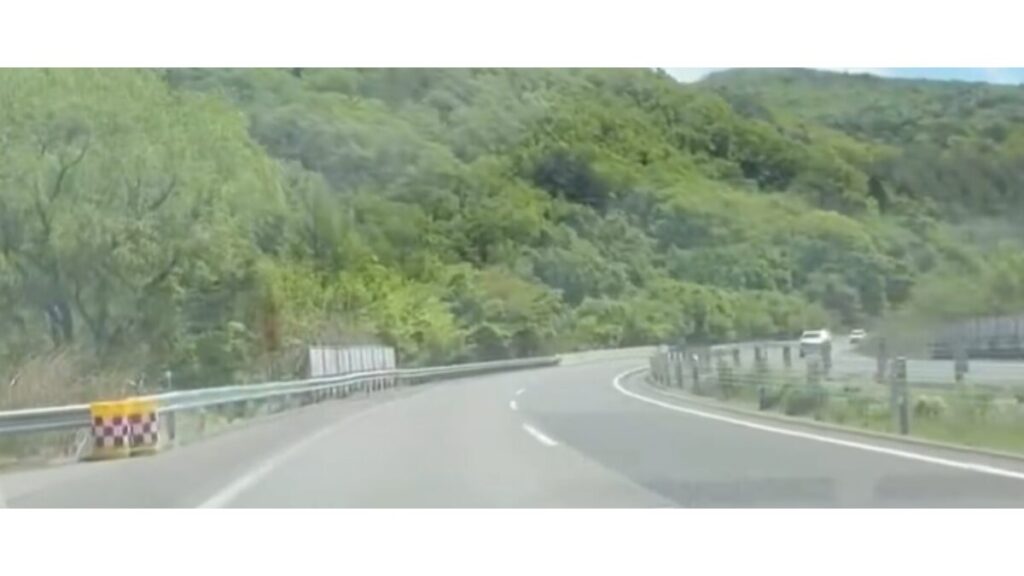 本誌が車載カメラで撮影した事故現場=5月9日撮影