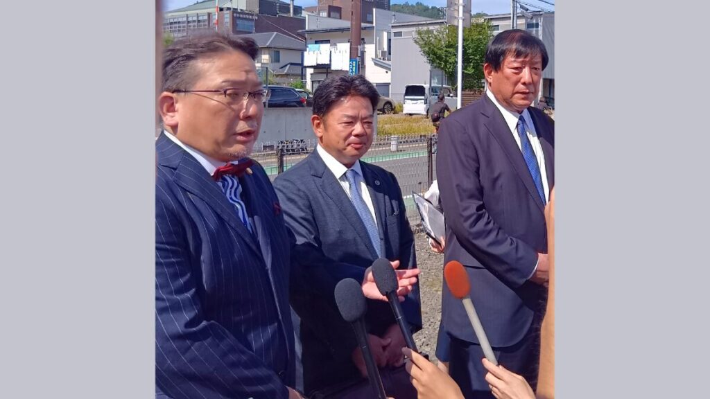 亀岡氏(右)と弁護人=2025年10月3日