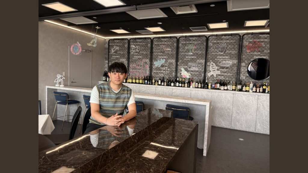 バー風のスタジオで取材に応じる早坂さん