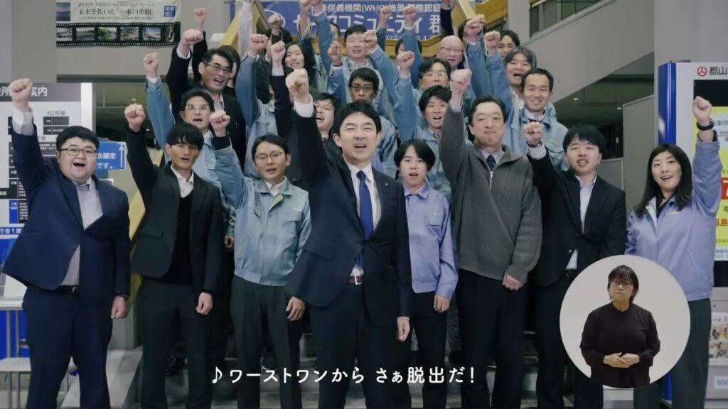 啓発動画に出演する椎根市長(中央、市の啓発動画から切り取り)