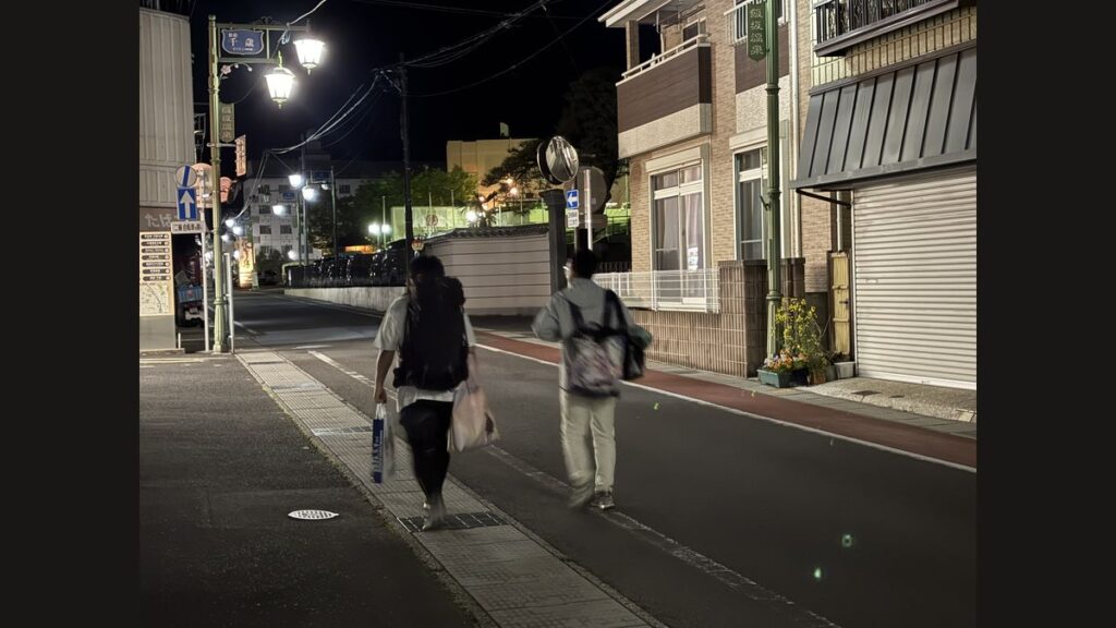 イベント後に温泉街を歩く人