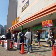 ３００人が駆け付けた福島市「メガドンキ」開店