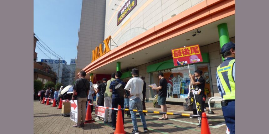 ３００人が駆け付けた福島市「メガドンキ」開店