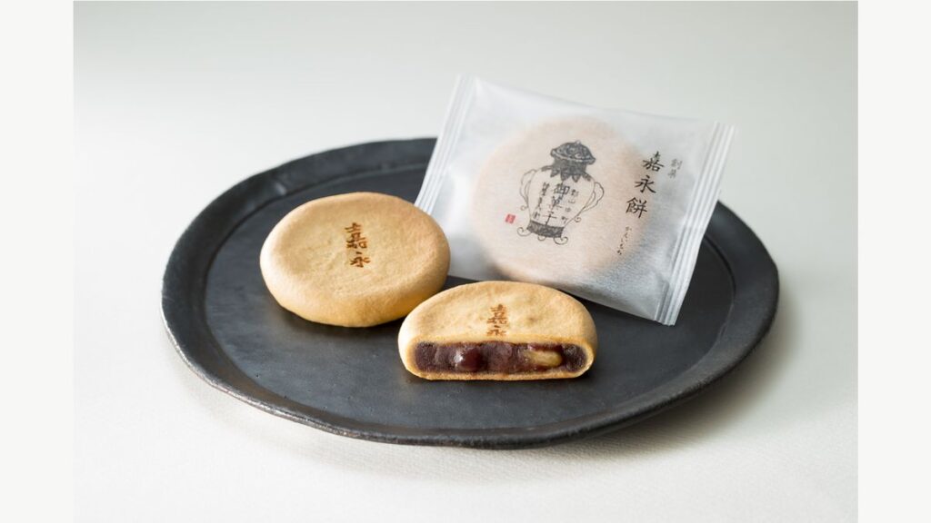 創菓　嘉永餅　4個入り 961円（税込み）  バター風味の粒あんと松の実を、もちもち食感の生地で包んだ。後味の良い甘さが特徴
